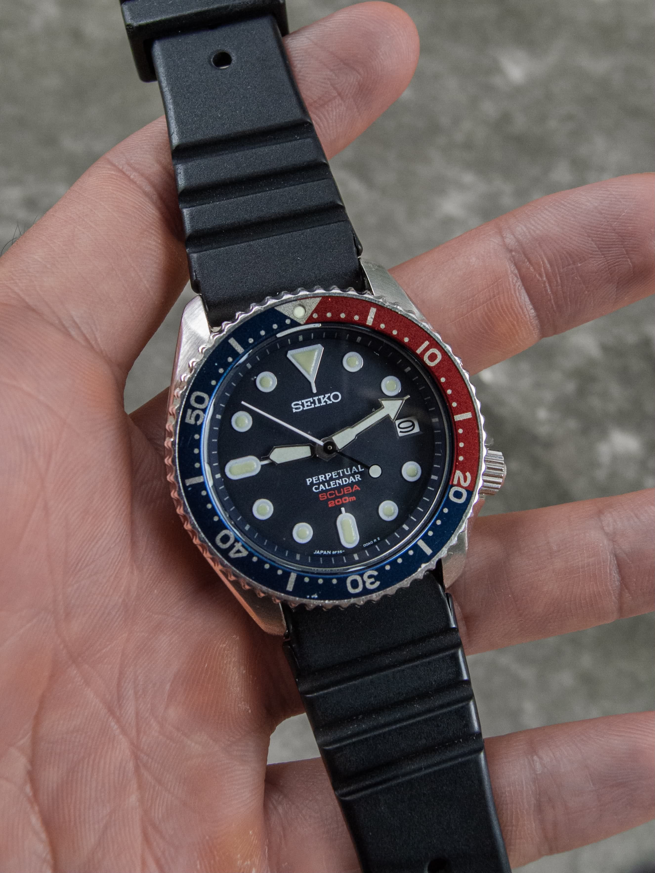 Seiko Diver viền Pepsi đỏ xanh dây cao su